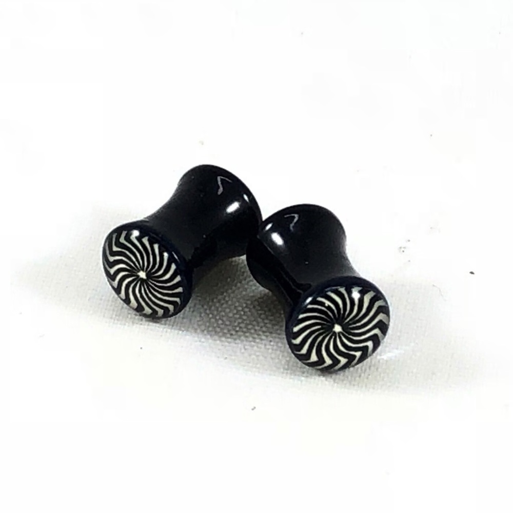 Pair Acrylic Faceted Spiral Design Saddle Plugs 2g